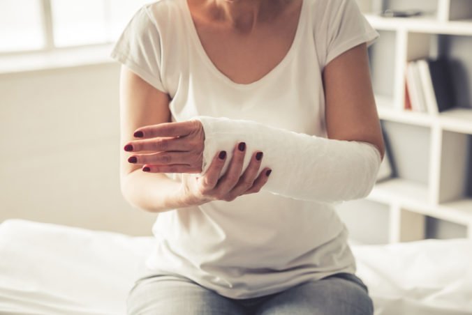 Žena spadla a zlomila si ruku na autobusovej stanici, správca jej musí vyplatiť škodu