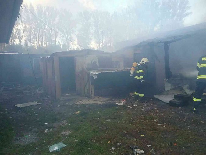 Hasiči zasahovali pri požiari stavby v Liptovskom Mikuláši, tragédiu neprežili dve maloleté osoby (foto)