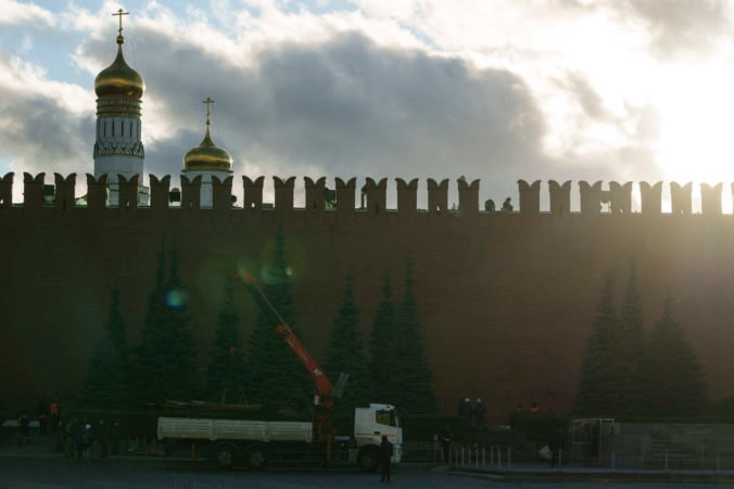 Kremeľský múr prišiel o jeden „zub“. Merlon odlomilo lešenie, ktoré sfúkol silný vietor (video)