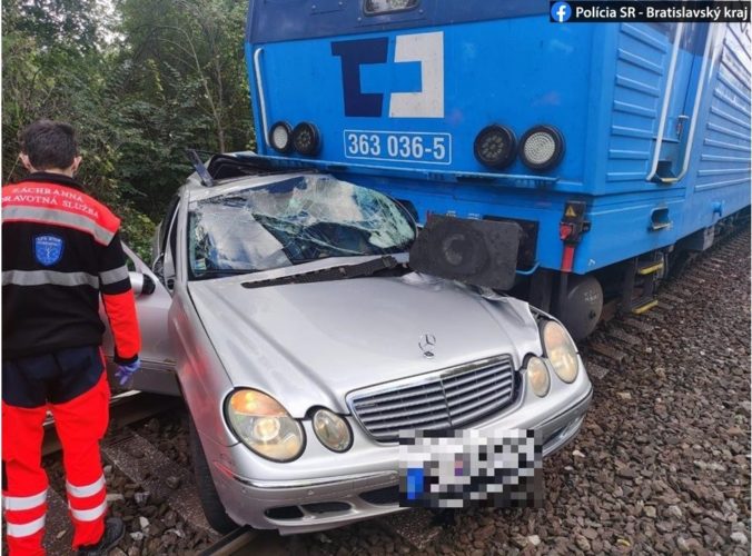Vodič Mercedesu vletel rovno pod idúci vlak, tragickú nehodu zachytila kamera (video)