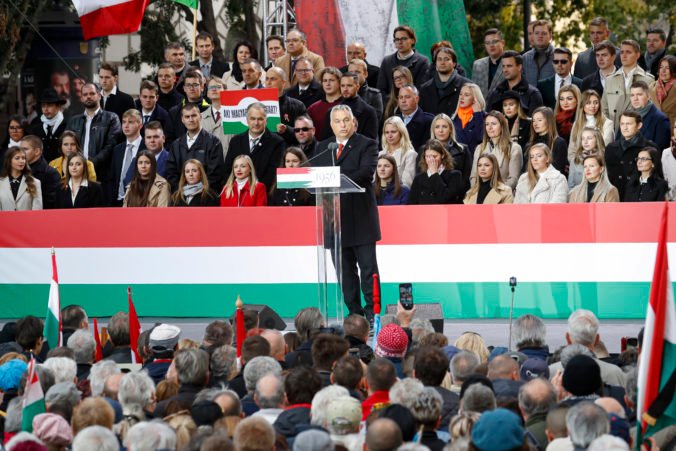 Za Orbánom stoja desaťtisíce Maďarov. Premiér predostrel ľudu čiernu budúcnosť, ak prehrá voľby