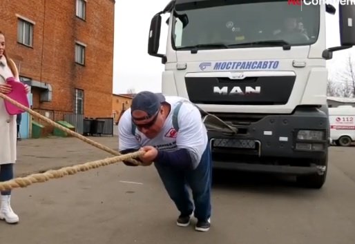 Ruský Hulk stanovil nový svetový rekord, na odtiahnutie autobusu s kamiónom mu stačilo len pár sekúnd (video)