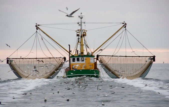 Británia zvažuje odvetné kroky voči Francúzsku, spor o práva na rybolov sa vyostrujú