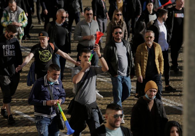Bulhari protestujú proti zavedeniu povinných COVID pasov, návštevnosť reštaurácií klesla až o 80 percent