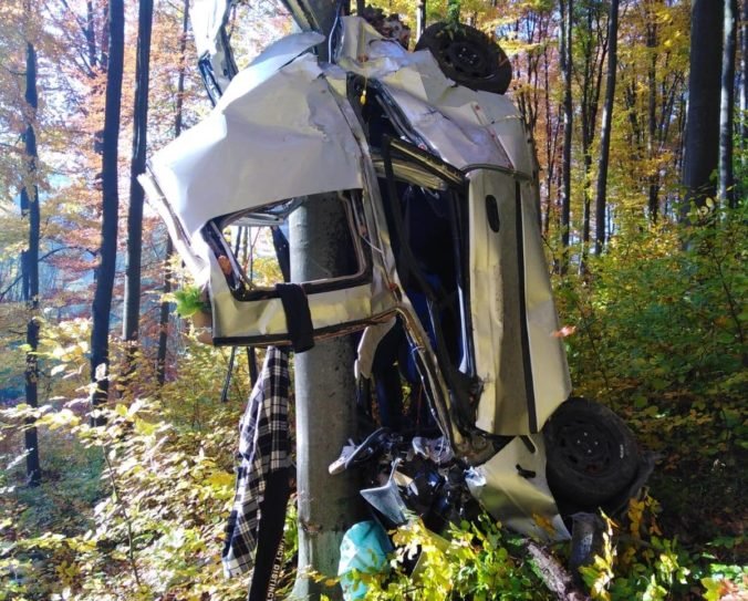 Mladík narazil vo vysokej rýchlosti do svahu a s autom zostal zakliesnený na strome, nehodu neprežil (foto)