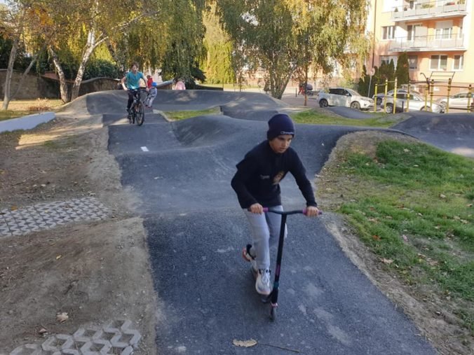 Bratislavská Dúbravka má novú pumptrackovú dráhu, môžu si na nej zajazdiť cyklisti či korčuliari