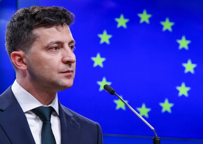 Nezaočkovaní ľudia by mali vypnúť sociálne siete a zapnúť mozog, odkazuje prezident Zelenskyj