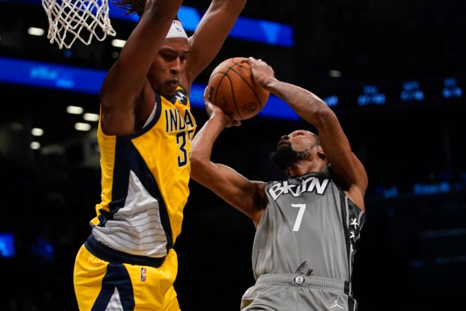 Basketbalista Durant v návale zlosti hodil medzi fanúšikov loptu, od vedenia súťaže dostal mastnú pokutu (video)