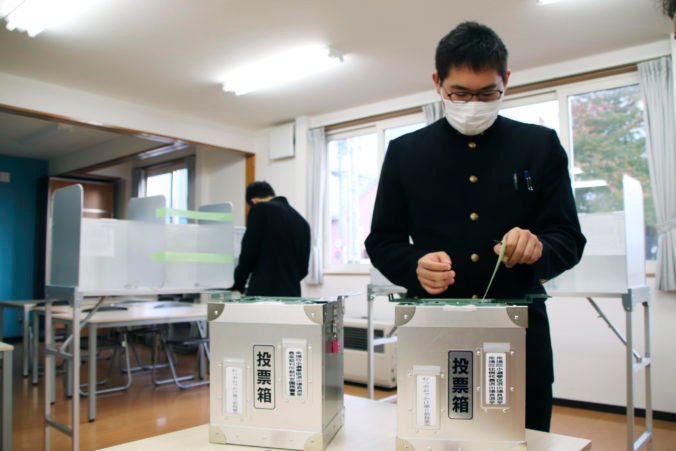 Parlamentné voľby v Japonsku začali, očakáva sa víťazstvo strany premiéra Kišidu