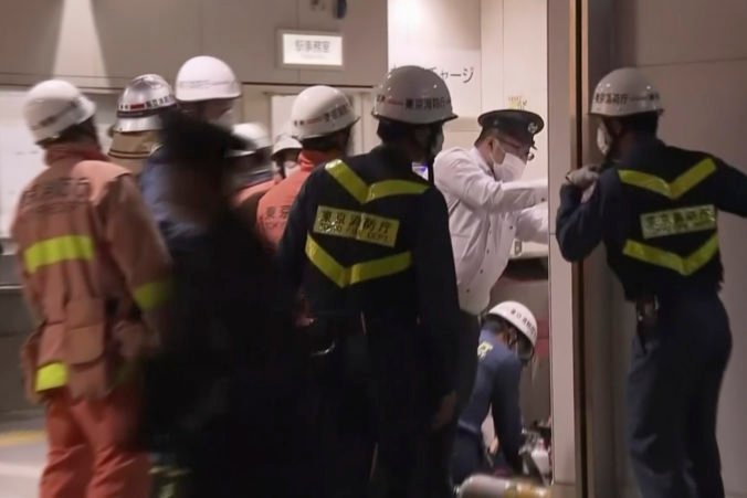 V Tokiu došlo k útoku, muž v kostýme pobodal pasažierov a založil požiar