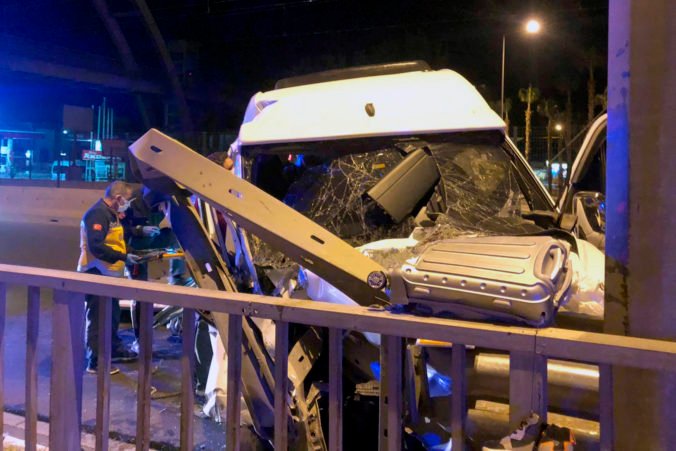 V Turecku narazil mikrobus s turistami do zvodidiel, nehoda si vyžiadala jednu obeť