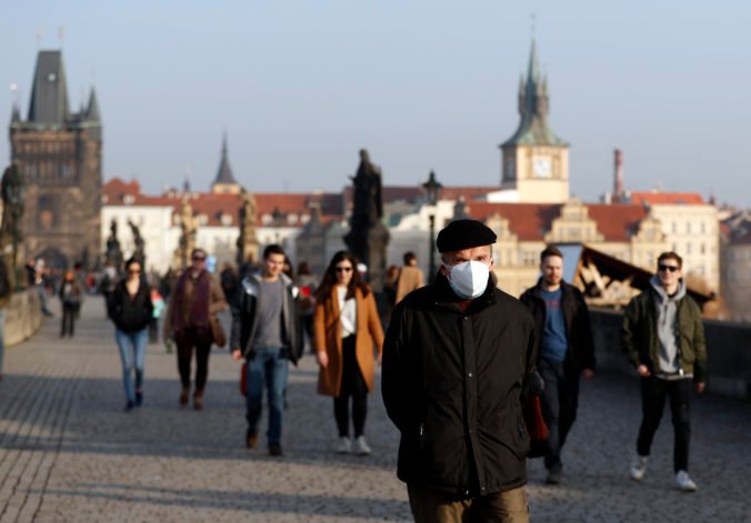 Česko sprísňuje opatrenia proti koronavírusu, jedna zo zmien sa týka hromadných akcií