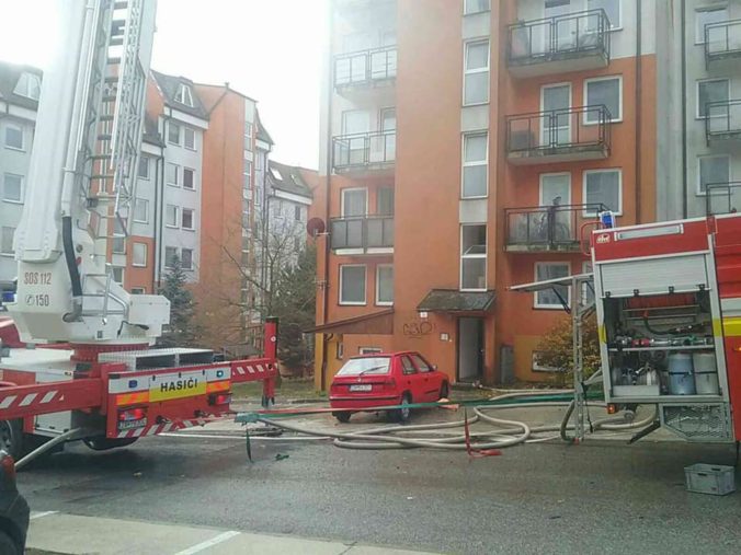 Väčšina nájomníkov horiacej bytovky v Žiline sa bude môcť vrátiť domov, osud niektorých je však otázny