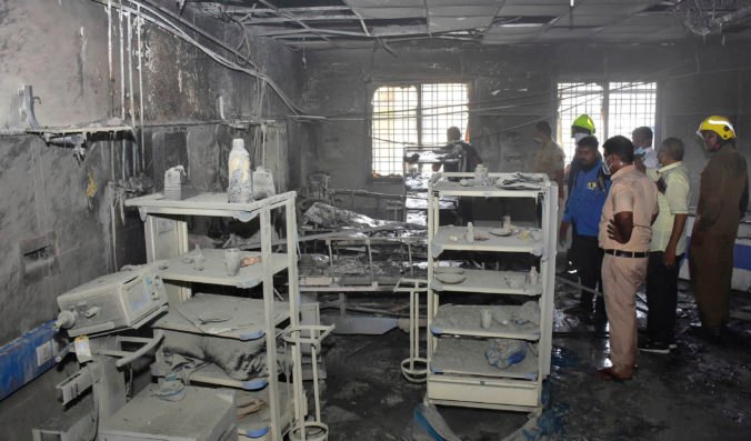 Na oddelení pre pacientov s COVID-19 v indickej nemocnici vypukol požiar, zomrelo 11 pacientov