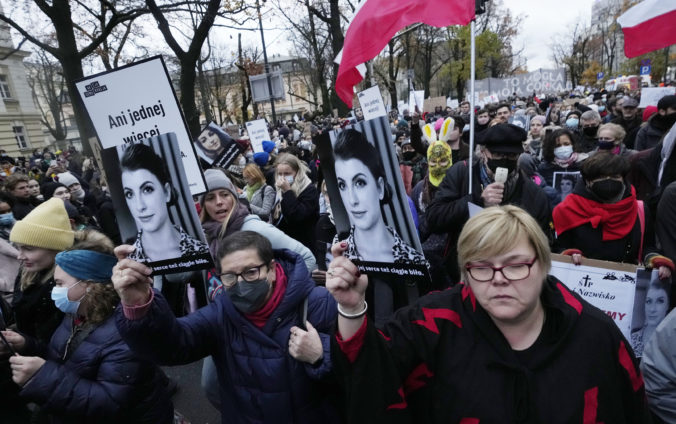 Poliakov pobúrila smrť tehotnej ženy, protestovali proti prísnemu interrupčnému zákonu