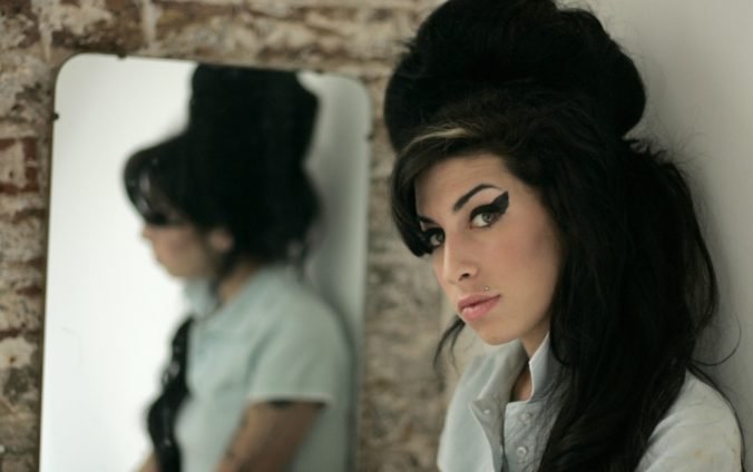 Vydražili veci z pozostalosti Amy Winehouse, milióny dolárov poputujú na konto nadácie