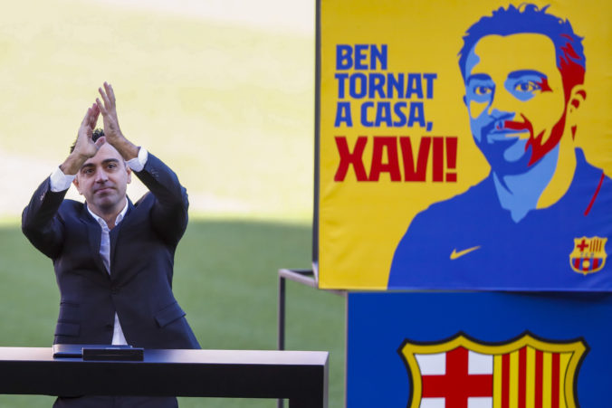 Xavi Hernández zažil na Camp Nou búrlivé privítanie, z nového trénera sa tešili tisícky fanúšikov