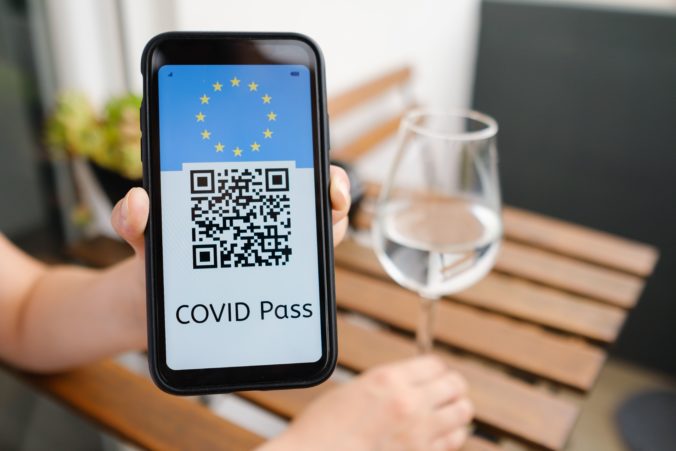 Dánsko opäť vyhlásilo COVID-19 za spoločensky kritické ochorenie a zavádza COVID pasy