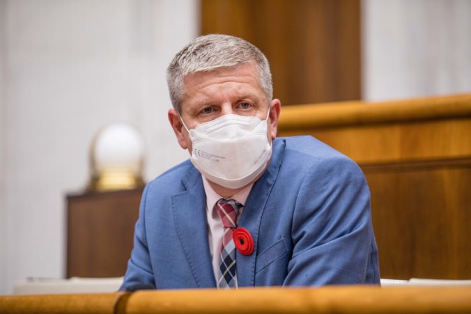 Opatrenia proti koronavírusu na Slovensku sa menia, parlament schválil nový zákon (video)