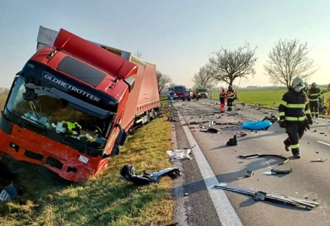 Po zrážke kamióna s autom zahynuli mladí ľudia, dôvodom nehody mohol byť mobil (foto)