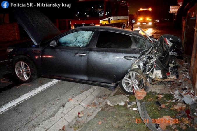 Opitý vodič nezvládol riadenie a narazil do plota, jeho 17-ročný spolujazdec nehodu neprežil (foto)