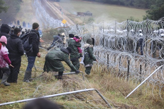 Skupina asi 50 migrantov prelomila bariéru na hraniciach a vstúpila do Poľska (video)