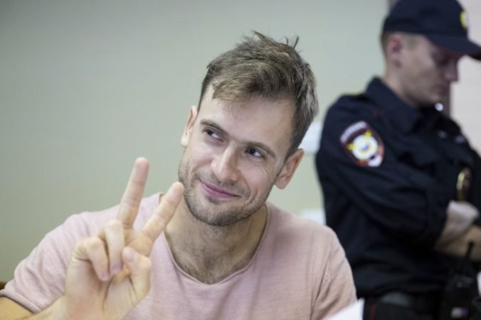 Na zoznam hľadaných osôb zaradili ruské úrady aj člena zoskupenia Pussy Riot Pjotra Verzilova