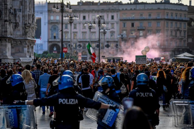 Polícia v Taliansku zasiahla proti násilným antivaxerom, vyhrážali sa aj lekárom a premiérovi