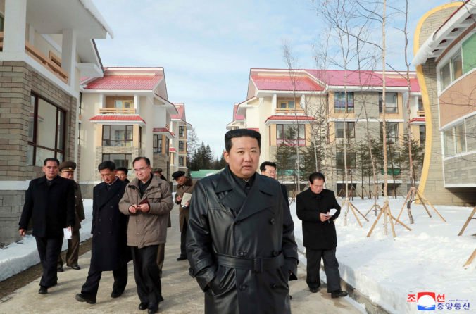 Po dlhšom čase sa Kim Čong-un opäť ukázal na verejnosti, pochválil výstavbu vzorového mesta