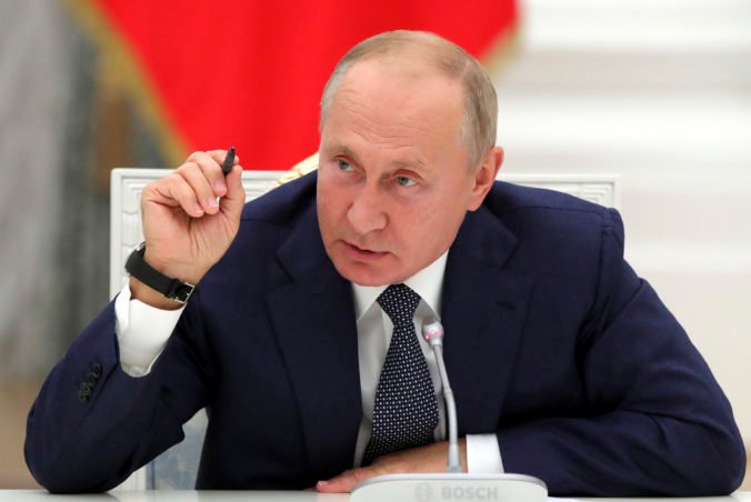 Putin telefonoval s Macronom, chce pomôcť s deeskaláciou napätia na hraniciach s Bieloruskom