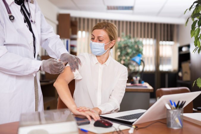Zamestnávatelia varujú pred rapídne sa zhoršujúcou situáciou, štát vyzývajú na posilnenie očkovania
