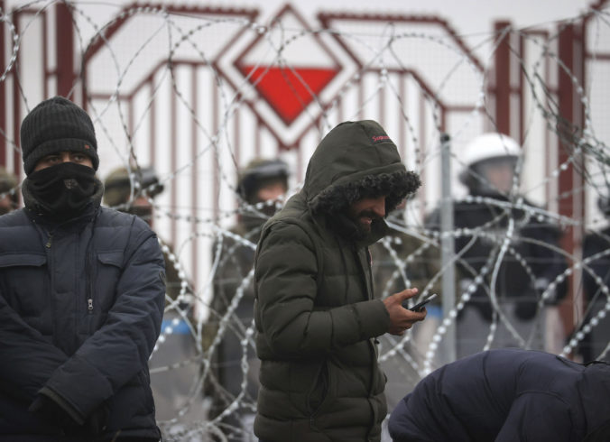 Migranti opúšťajú provizórny tábor na hraniciach s Poľskom, odvážajú ich bieloruské autobusy