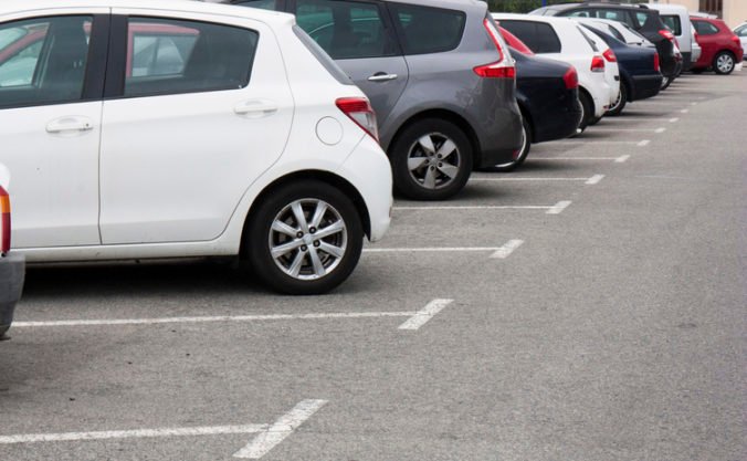 Trnava plánuje rozšíriť rezidentské parkovanie, obyvatelia budú môcť parkovať za euro na rok