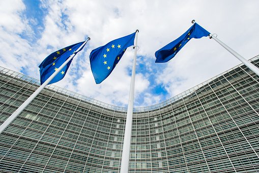 Európska komisia predĺžila platnosť dočasného rámca štátnej pomoci počas pandémie, pridala aj dve nové opatrenia