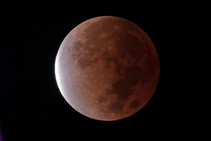 Ľudia v Severnej a Južnej Amerike mohli sledovať najdlhšie čiastočné zatmenie Mesiaca od roku 1440