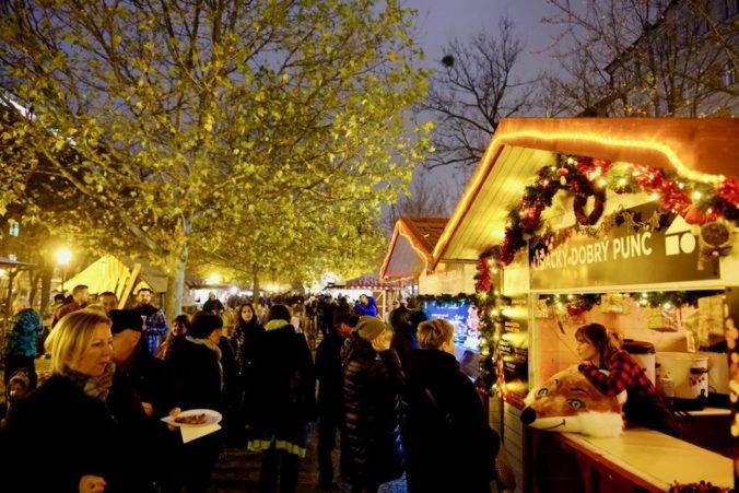 Vianočné trhy na bratislavskom Hviezdoslavovom námestí nebudú, organizátori pripravujú sériu malých koncertov