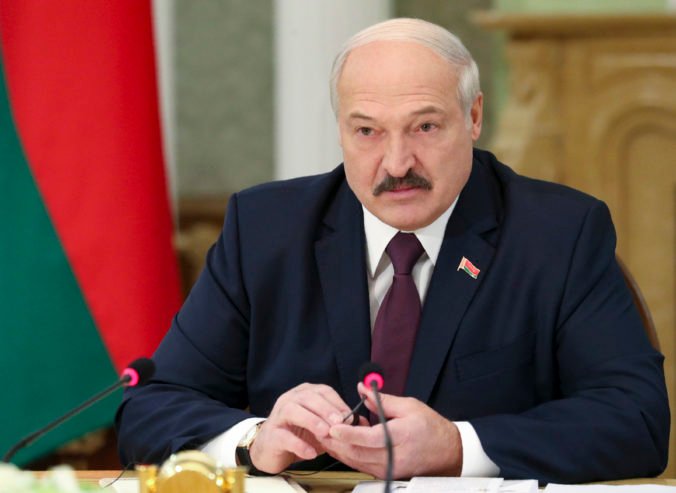Európska únia a NATO obviňujú Lukašenka z lákania migrantov na hranice. Prezident sa bráni, že ich do krajiny nepozval