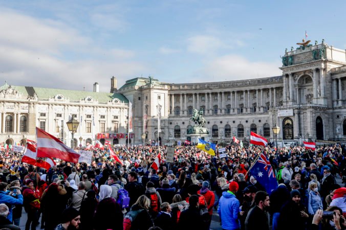 Proti lockdownu v Rakúsku protestujú vo Viedni tisíce ľudí