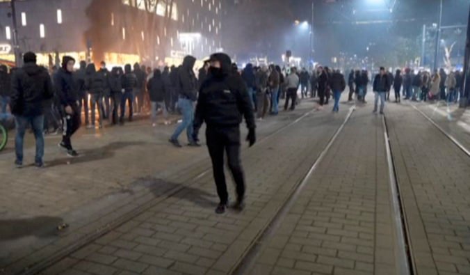 Proti výtržníkom počas násilných protestov proti reštrikciám musela holandská polícia strieľať