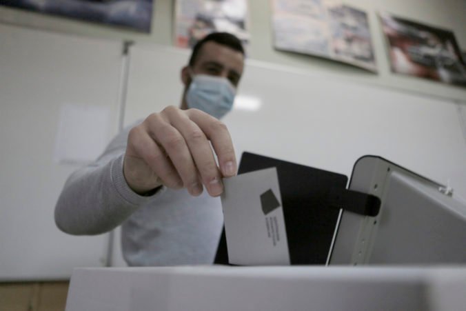 Kto bude novým bulharským prezidentom? Obyvatelia hlasujú v druhom kole prezidentských volieb