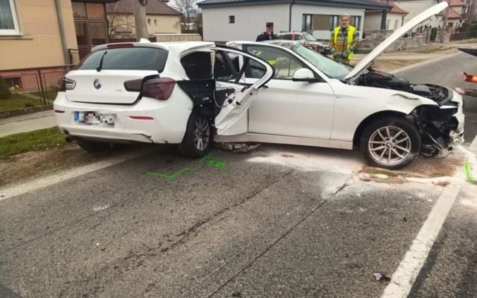 Mladý vodič auta BMW narazil do stĺpa a na mieste zomrel, jeho spolujazdec bojuje o život v nemocnici (foto)