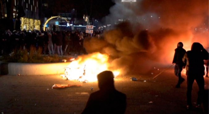 V Haagu bolo počas protestov zadržaných niekoľko výtržníkov, založili požiare a hádzali na policajtov pyrotechniku