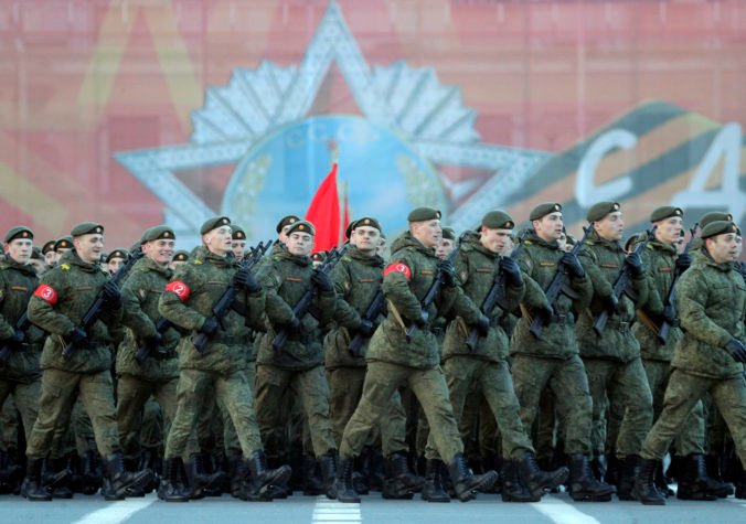 Kremeľ odmieta, že by zhromažďoval vojakov na hraniciach s Ukrajinou, Kyjev neplánuje útok na Donbas