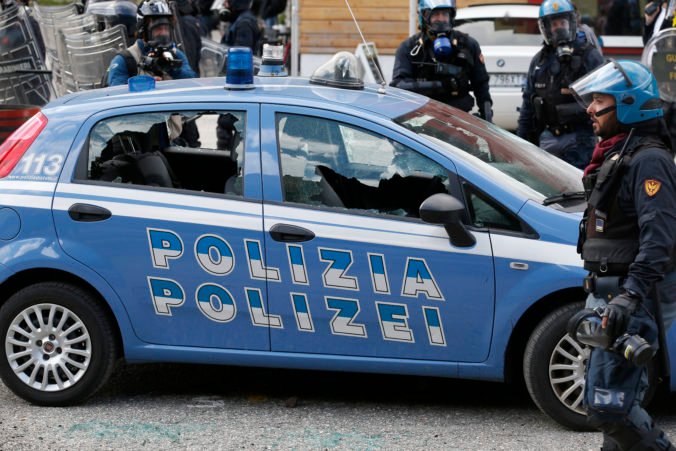 Talianska polícia rozbila gang, ktorý nútil ženy z Nigérie k prostitúcii a žobraniu