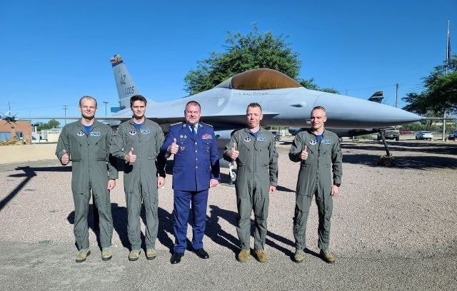 Prví štyria slovenskí piloti stíhačiek F-16 ukončili základný výcvik, vo vzdelávaní budú pokračovať