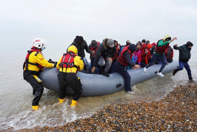 Najmenej 27 migrantov smerujúcich z Francúzska do Británie zahynulo v Lamanšskom prielive