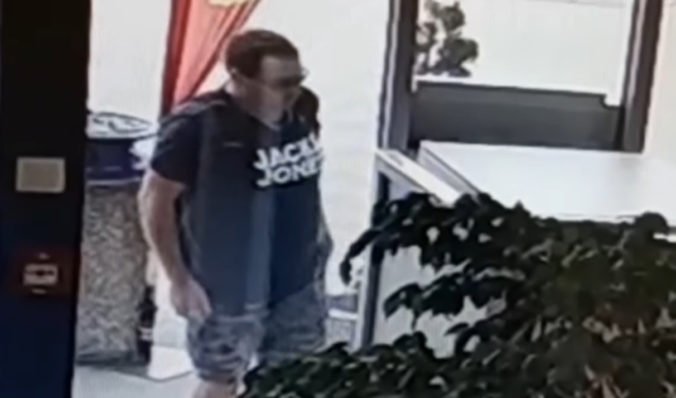 Polícia pátra po mužovi z Hlohovca, zobral si z bankomatu zabudnuté peniaze a odišiel (foto)