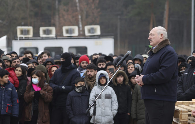 Lukašenko sľúbil migrantom na hranici s Poľskom potraviny a oblečenie, pomôže im aj s návratom domov