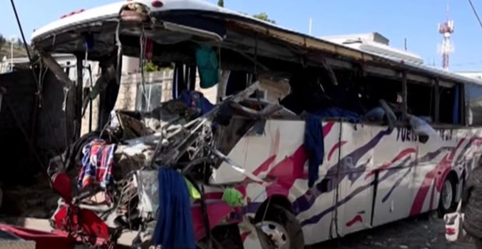 Autobus s pútnikmi narazil do budovy, zahynulo 19 ľudí (video)