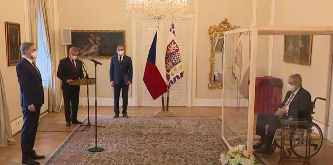 Zeman vymenoval Fialu za nového premiéra, počas slávnostného aktu bol za plexisklom (video)